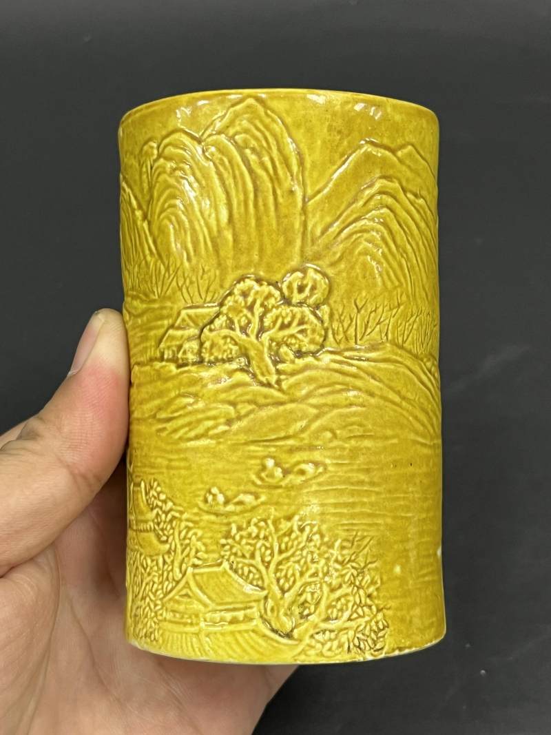 清光绪三十三年（1907年）、清晚期 黄釉雕瓷山水纹笔筒、青花花卉纹笔筒各一件 - 图3