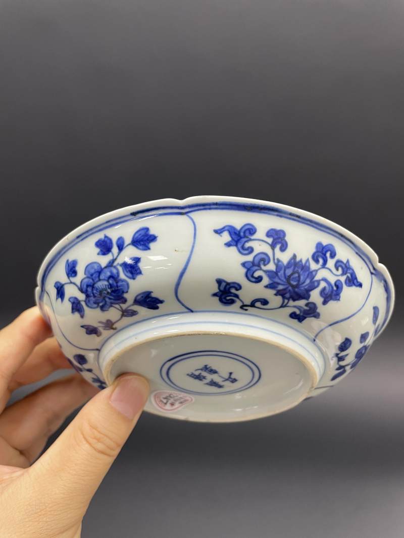 明嘉靖 青花开光折枝花卉纹花口盘 - 图8