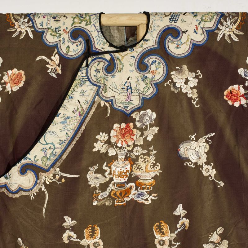 清 褐色花卉仕女女服一件 - 图2