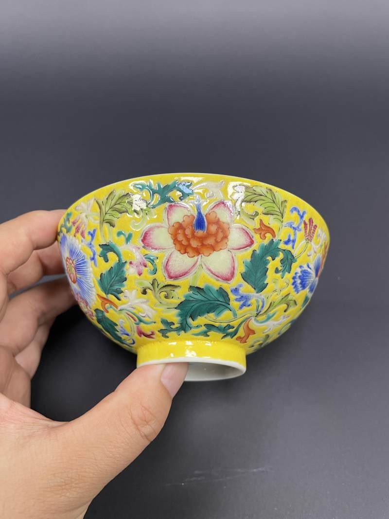 清光绪 黄地洋彩缠枝花卉纹碗 - 图9