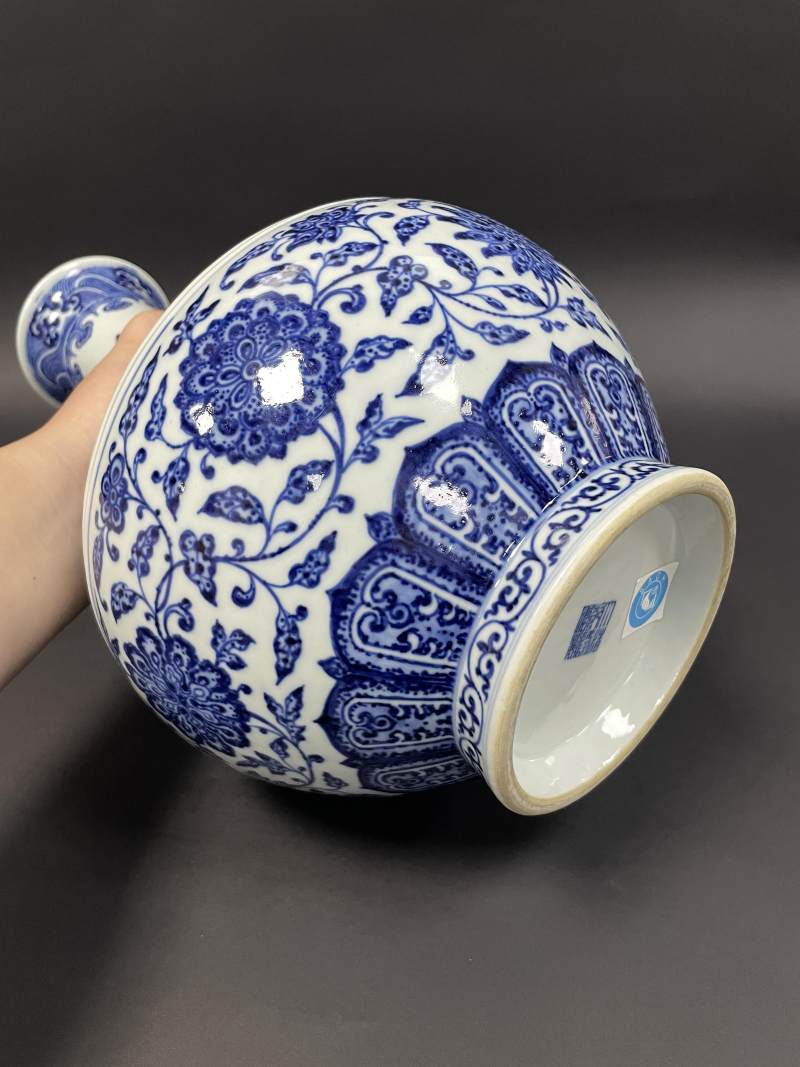 清乾隆 青花缠枝莲纹赏瓶 - 图10