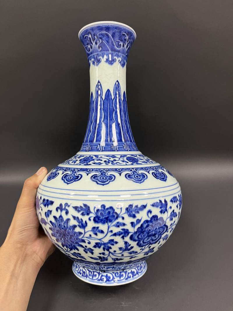 清乾隆 青花缠枝莲纹赏瓶 - 图3