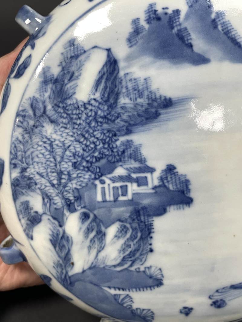清嘉庆 青花瓜瓞绵绵开光山水人物诗文穿带扁瓶 - 图4