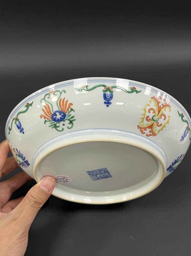 清乾隆 青花五彩忍冬纹大盘 - 图6