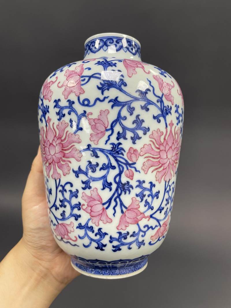 清中期 青花胭脂红缠枝莲纹灯笼瓶 - 图7
