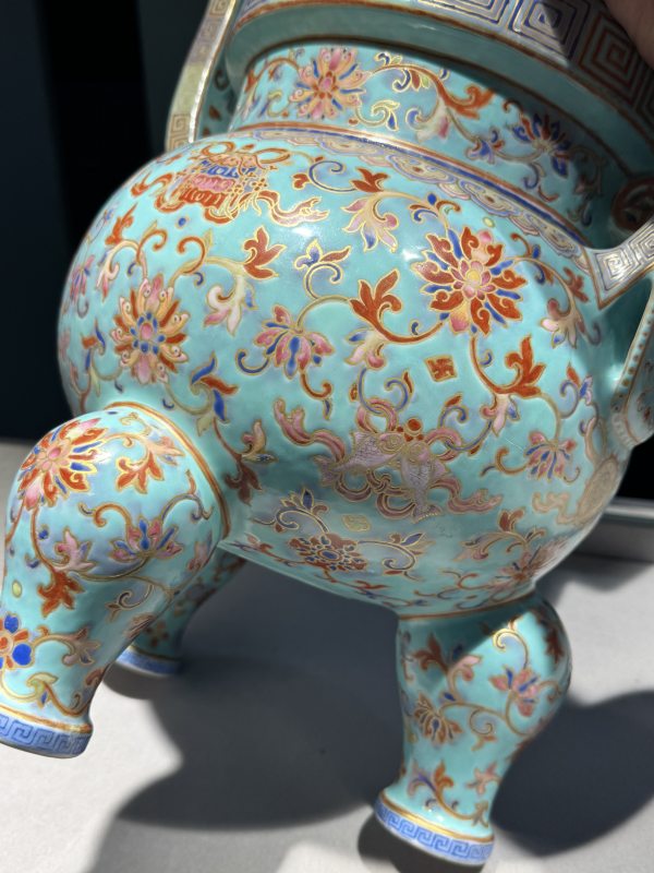 清道光 松石绿地洋彩描金莲托八宝纹朝冠耳炉（或为孤例） - 图25