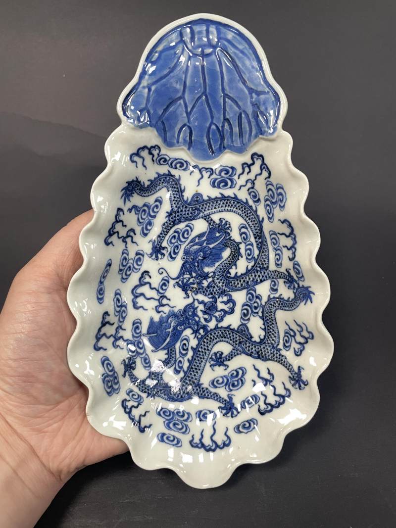 清宣统 内青花云龙纹外粉彩折枝花卉纹荷叶形盘 - 图2