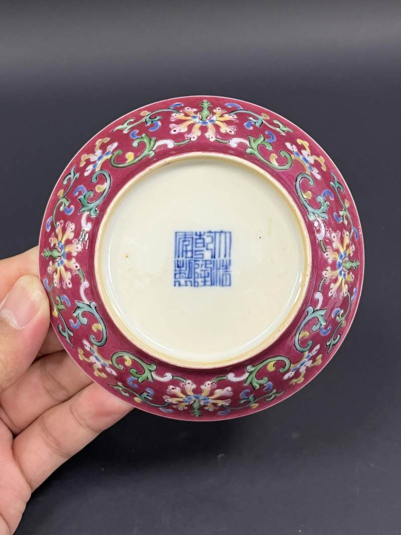 清乾隆 内矾红五蝠捧寿图外胭脂红地洋彩缠枝花卉纹小盘 - 图6