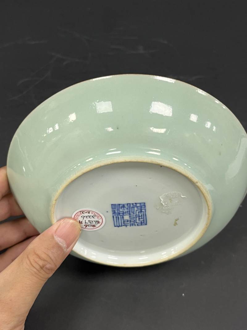 清乾隆 青釉粉彩花蝶纹盘一对 - 图11