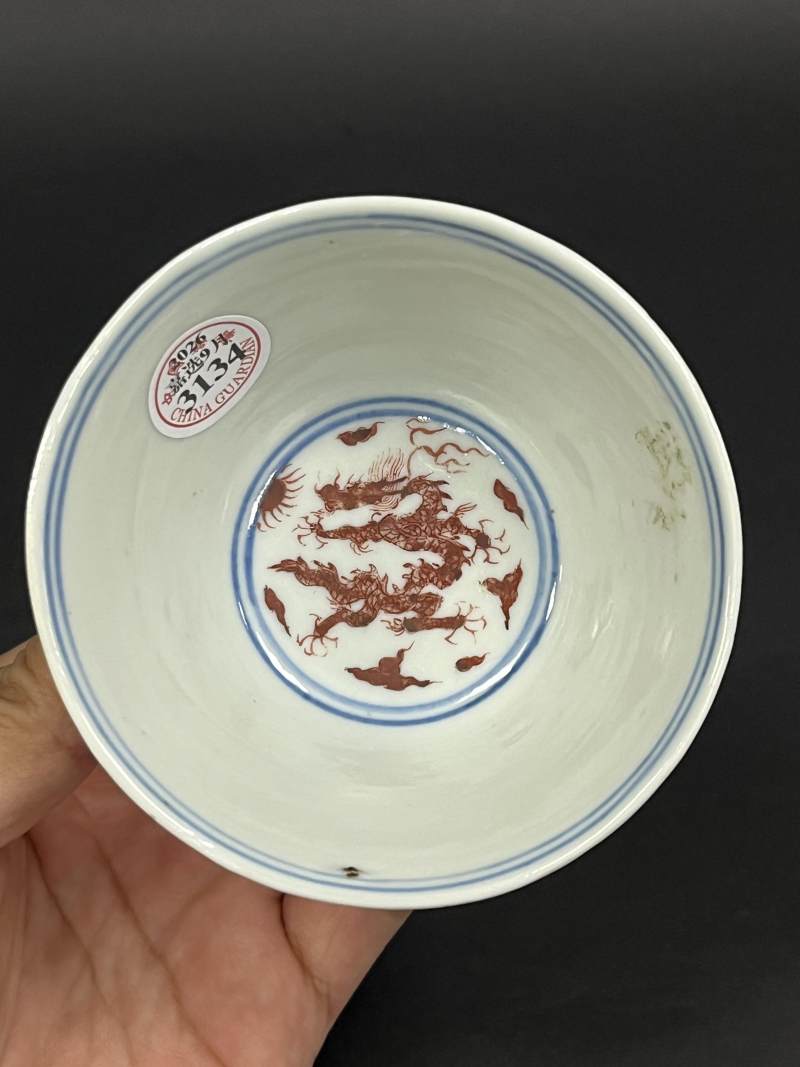明晚期 青花矾红团龙纹茶圆 - 图2