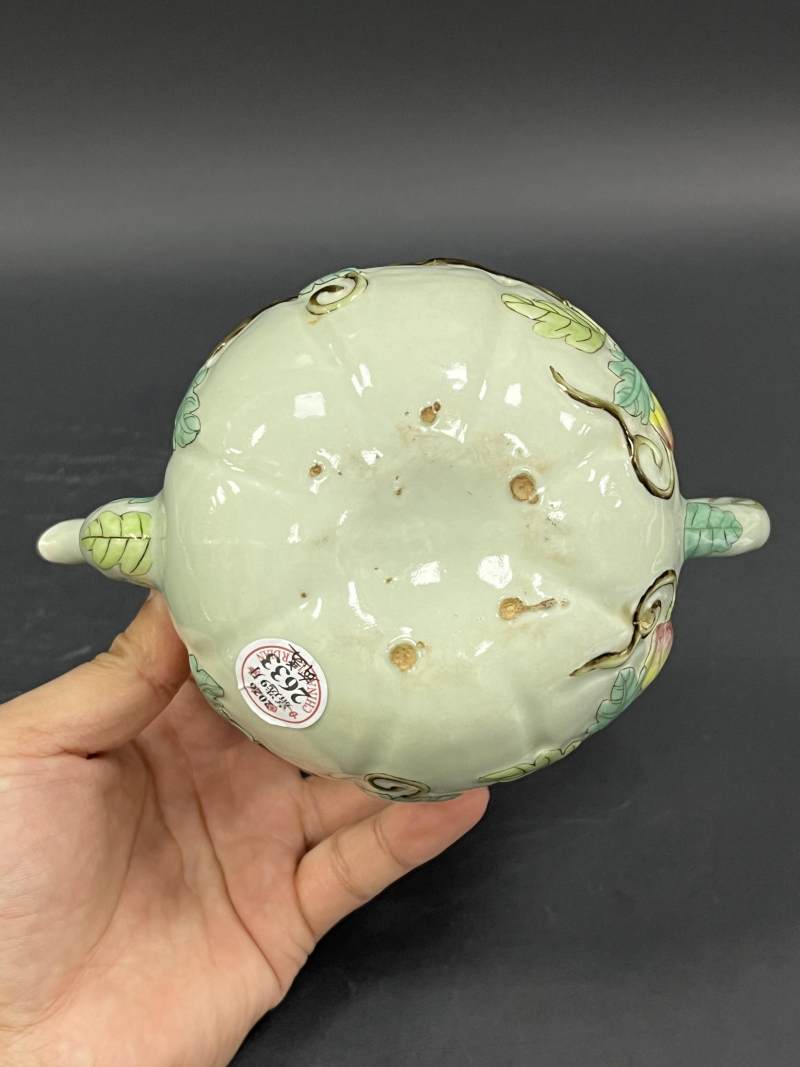 清中期 青釉浮雕粉彩瓜瓞连绵图瓜棱壶 - 图9