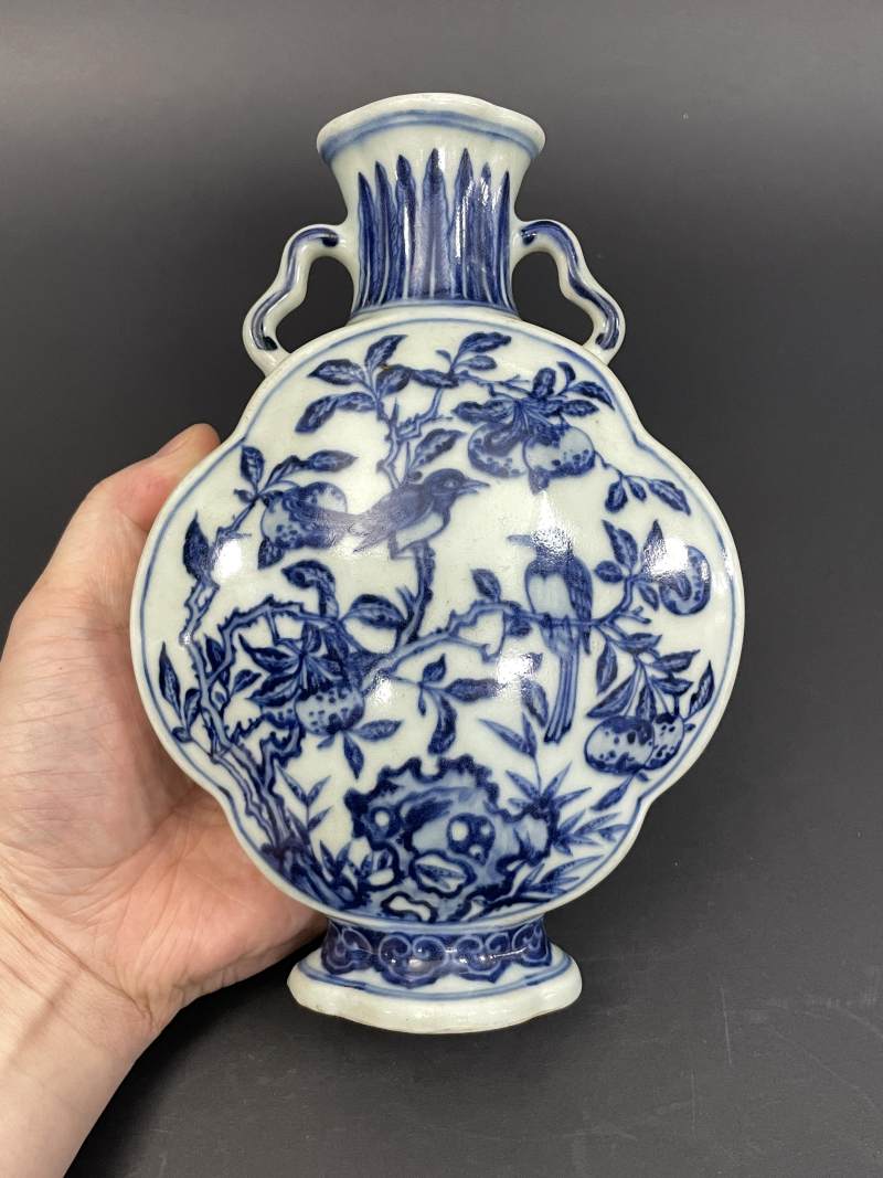清乾隆 青花花鸟纹小抱月瓶 - 图4