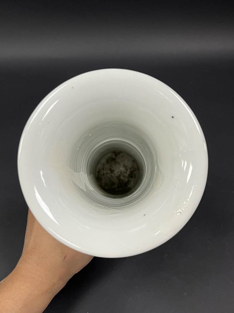 清 德化窑白釉堆塑神仙人物贺寿图小花觚 - 图6