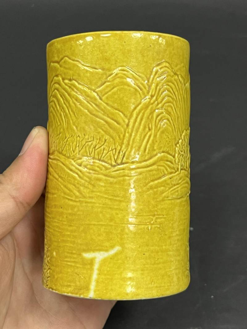 清光绪三十三年（1907年）、清晚期 黄釉雕瓷山水纹笔筒、青花花卉纹笔筒各一件 - 图4