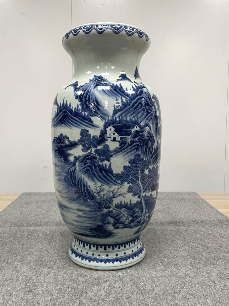 清中期 青花山水人物纹大灯笼瓶一对 - 图2