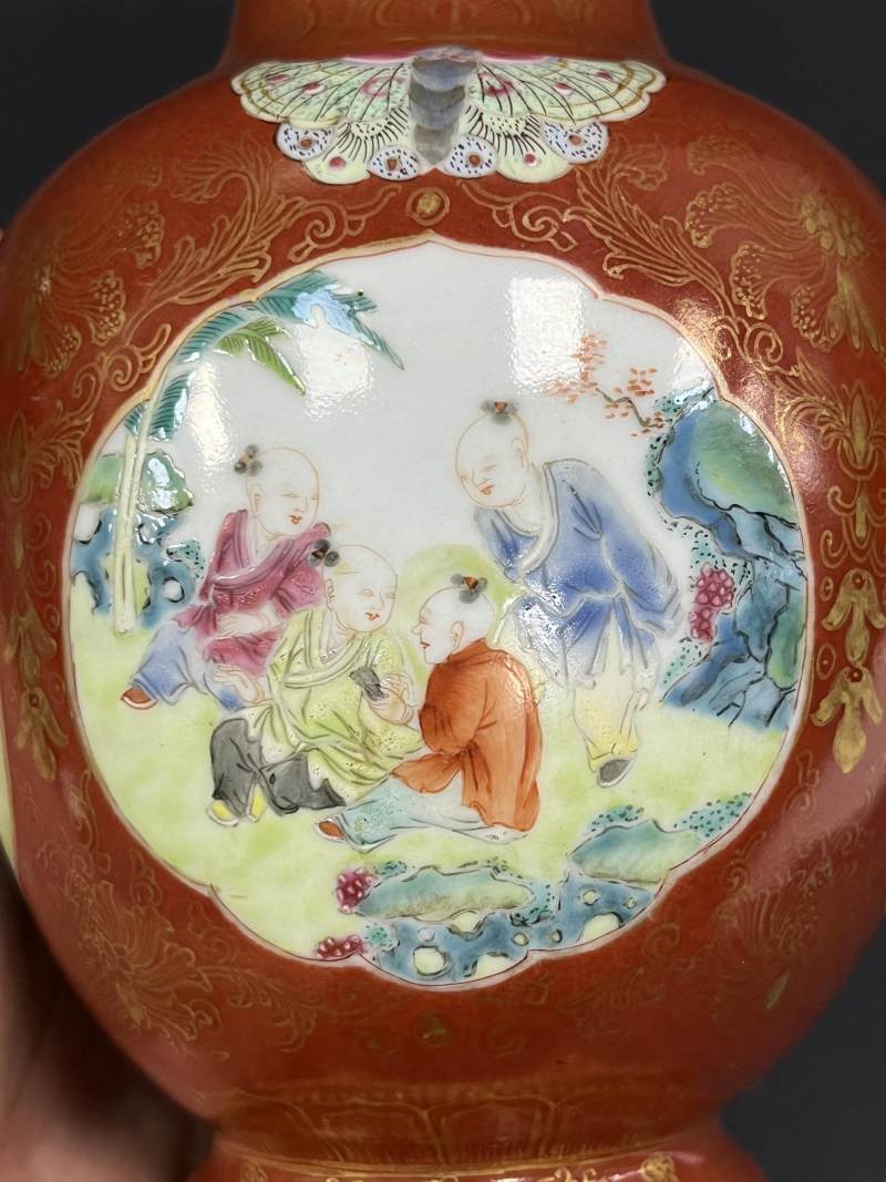 清乾隆 珊瑚红釉描金花卉开光粉彩婴戏图蝶耳尊一对 - 图28