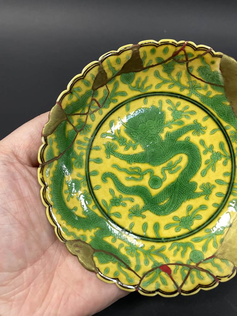 清嘉庆 黄地绿彩穿花龙纹花口盘 - 图3