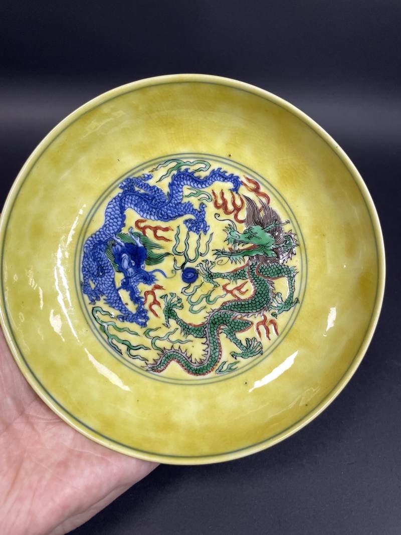 清康熙 黄地青花五彩内云龙纹外云鹤纹盘 - 图2