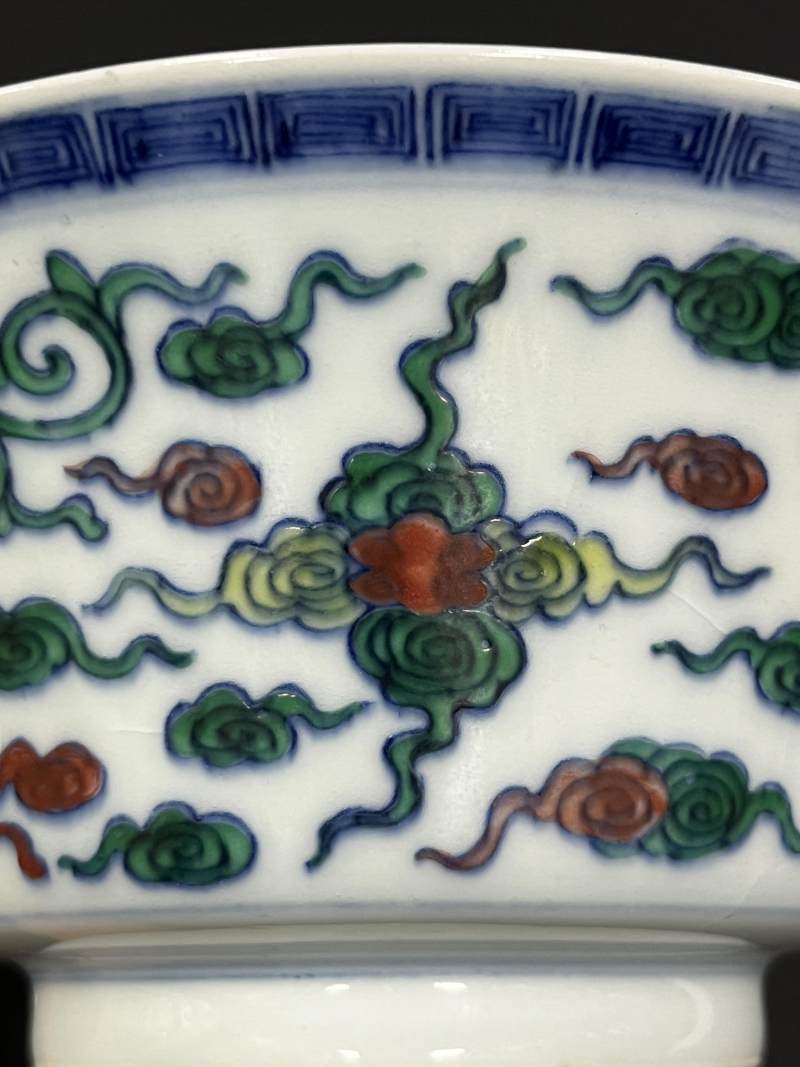 清雍正 斗彩云龙纹马蹄碗一对 - 图26
