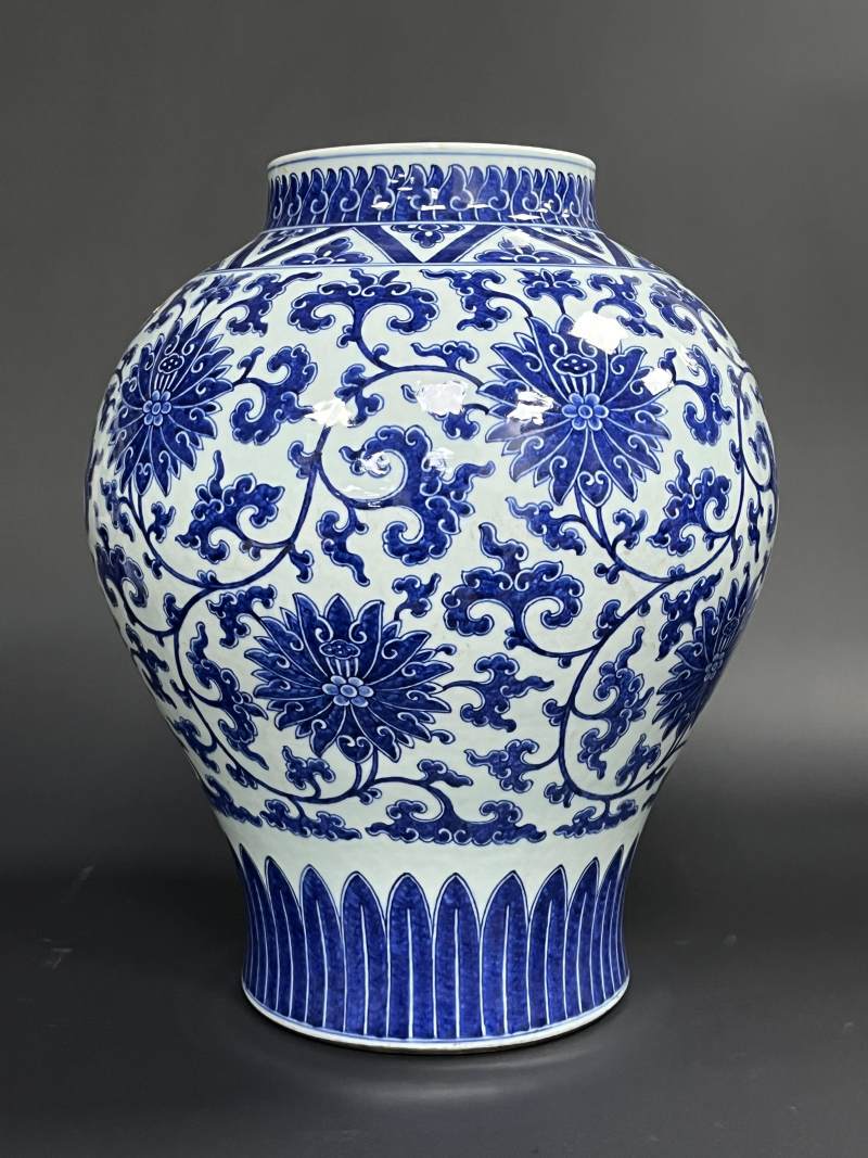 清乾隆 青花缠枝莲纹大罐 - 图4