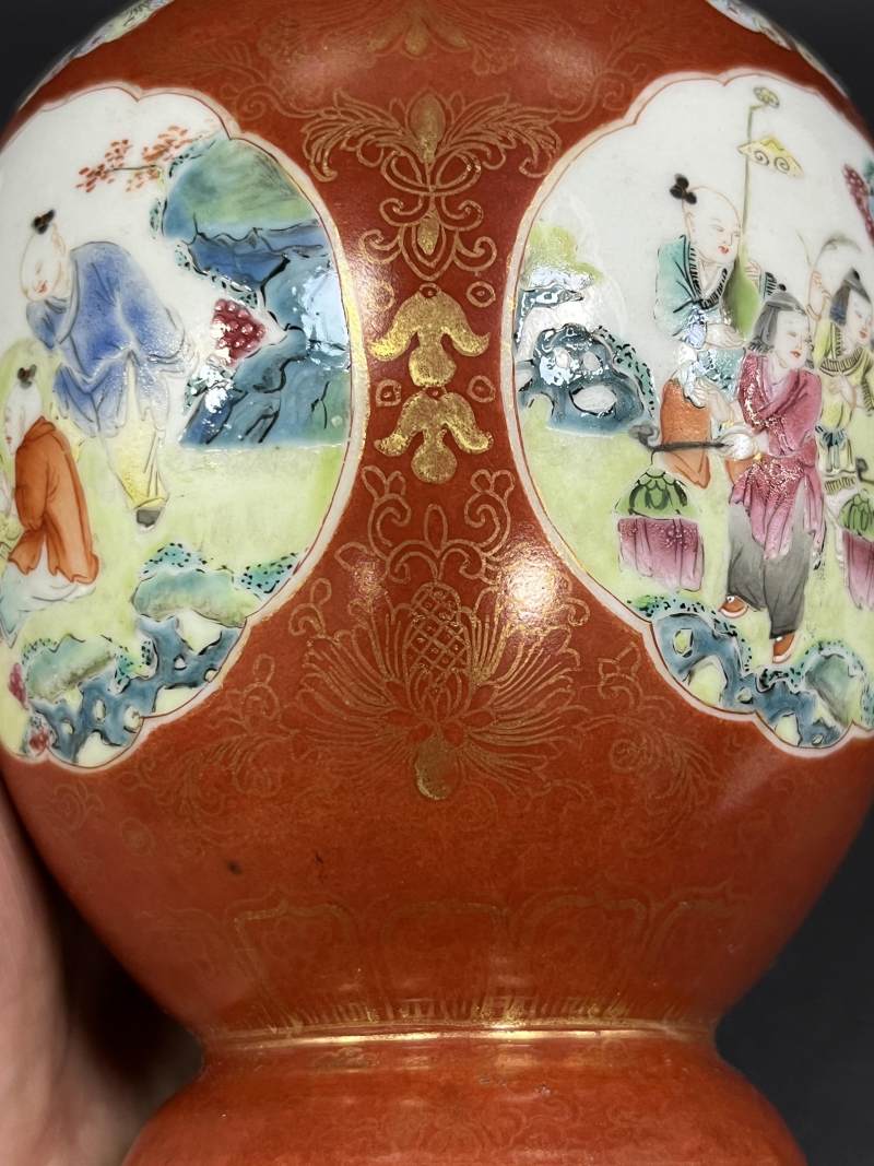 清乾隆 珊瑚红釉描金花卉开光粉彩婴戏图蝶耳尊一对 - 图16