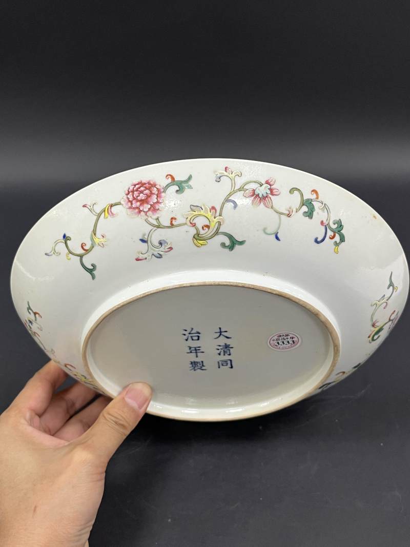 清同治 粉彩缠枝莲八宝纹盘 - 图3