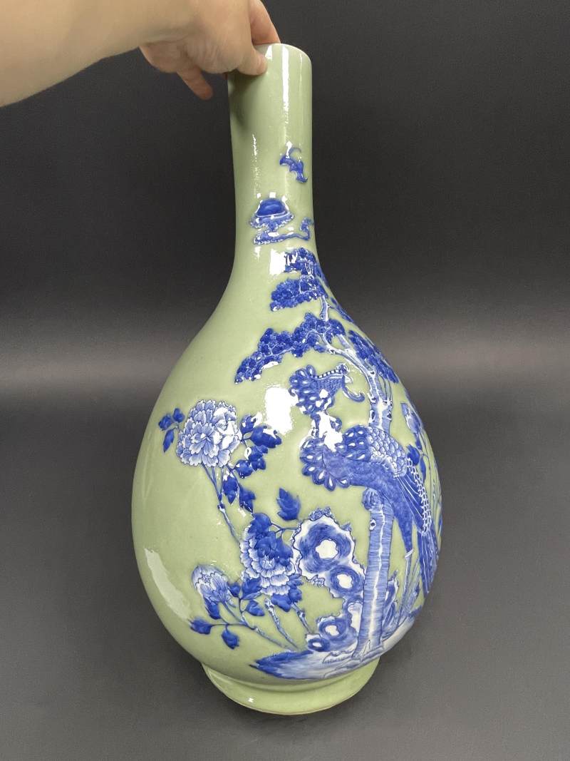 清乾隆 青釉青花堆白丹凤朝阳图大胆瓶 - 图2