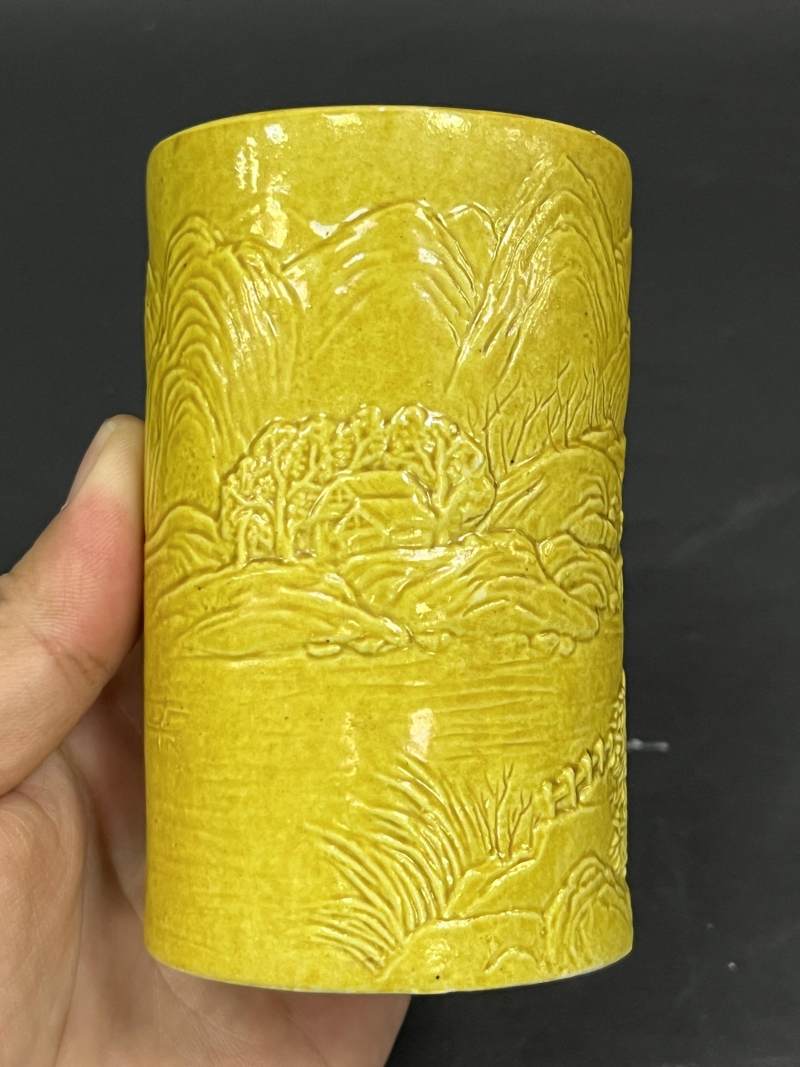 清光绪三十三年（1907年）、清晚期 黄釉雕瓷山水纹笔筒、青花花卉纹笔筒各一件 - 图5