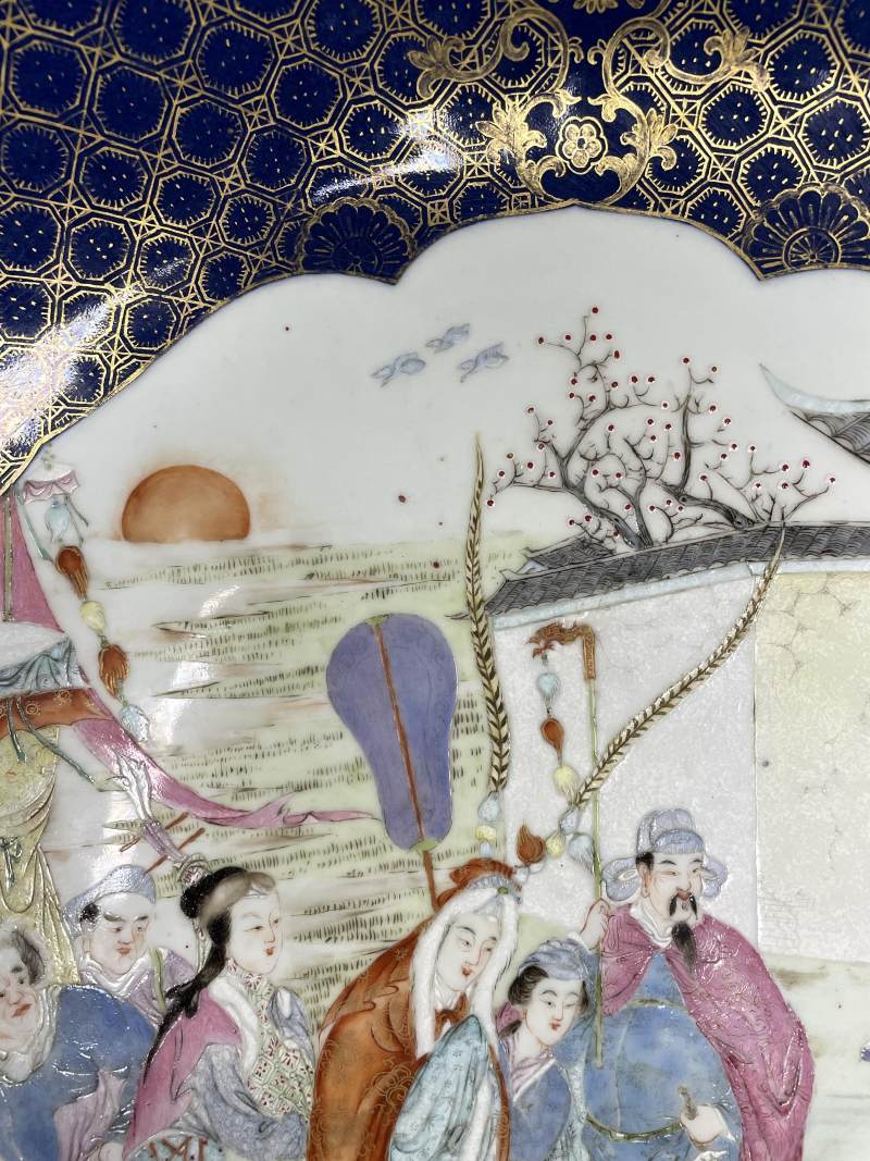 清晚期 蓝釉描金锦地开光粉彩昭君出塞图大盘 - 图8