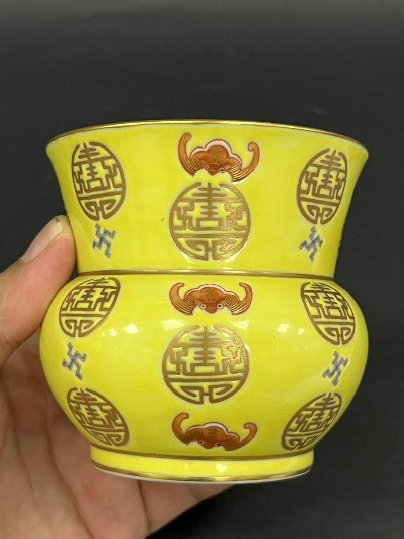 清同治 黄地矾红描金万福万寿图渣斗 - 图2