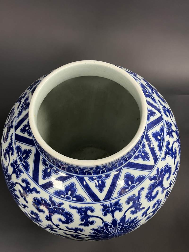 清乾隆 青花缠枝莲纹大罐 - 图5