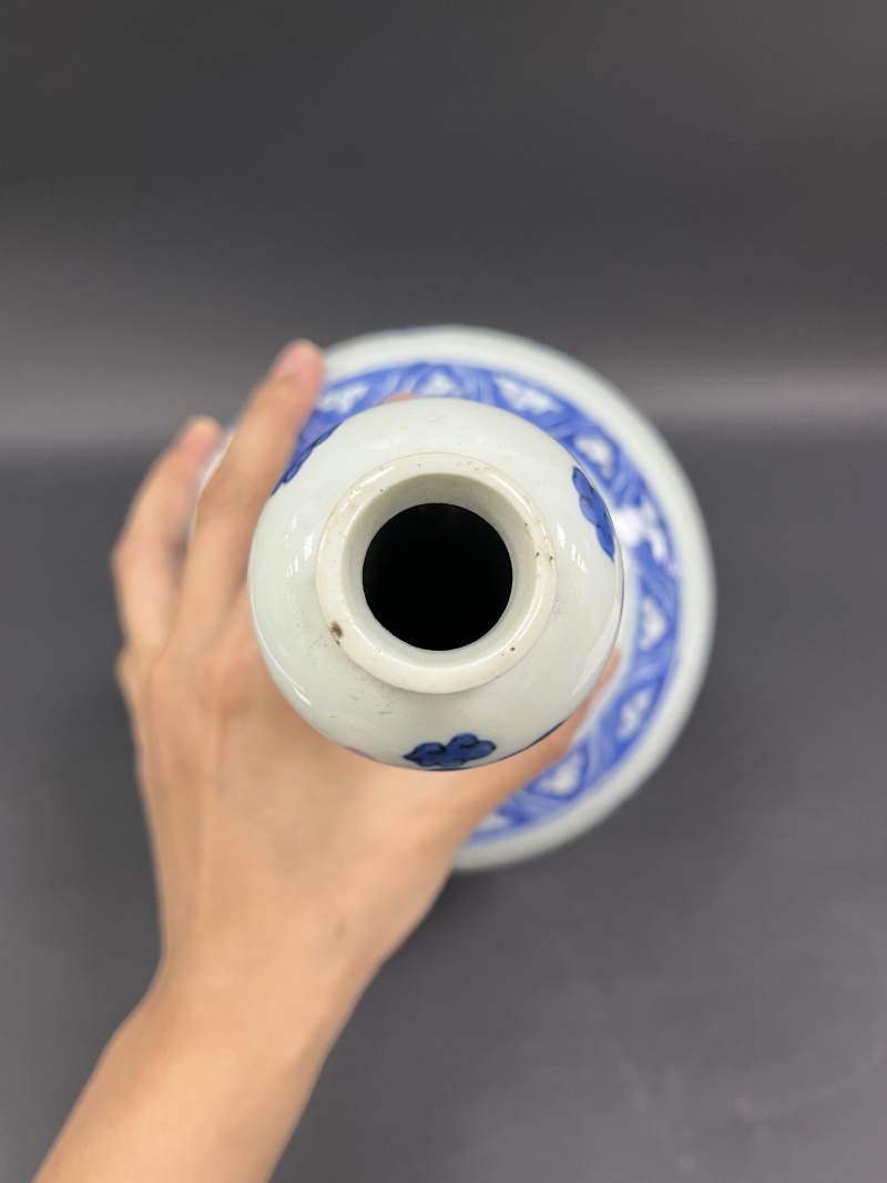明崇祯 青花开光博古清供图蒜头瓶 - 图8