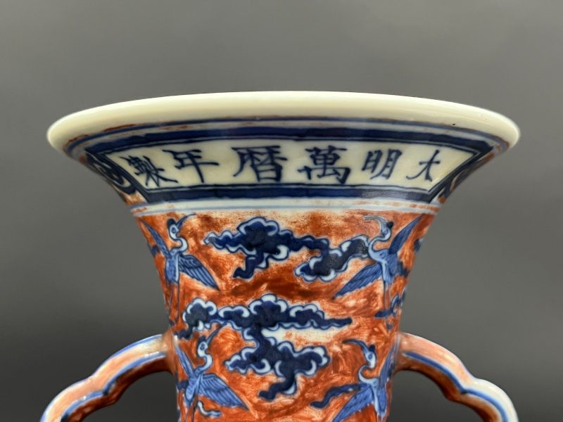 清晚期 珊瑚红地青花缠枝花卉纹云耳瓶 - 图9