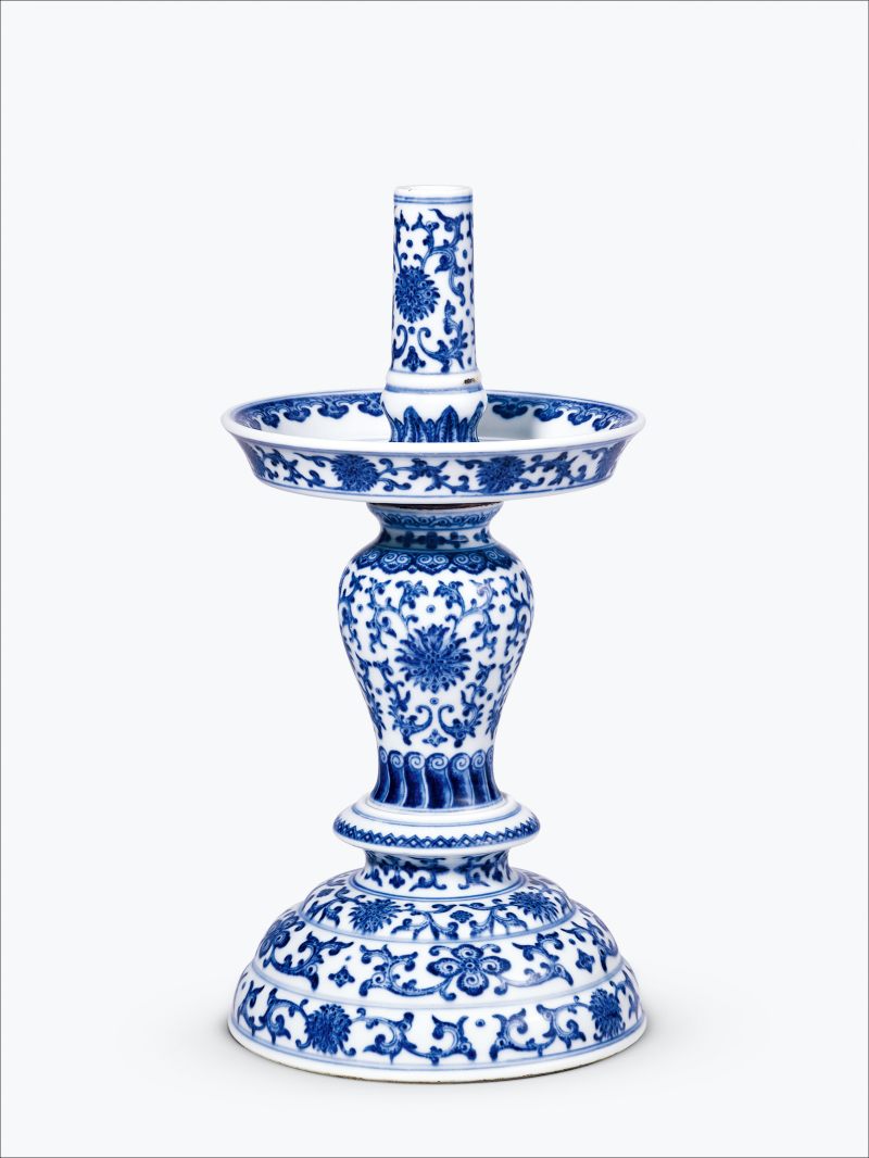 清乾隆 唐英风格青花缠枝莲纹烛台 - 图1