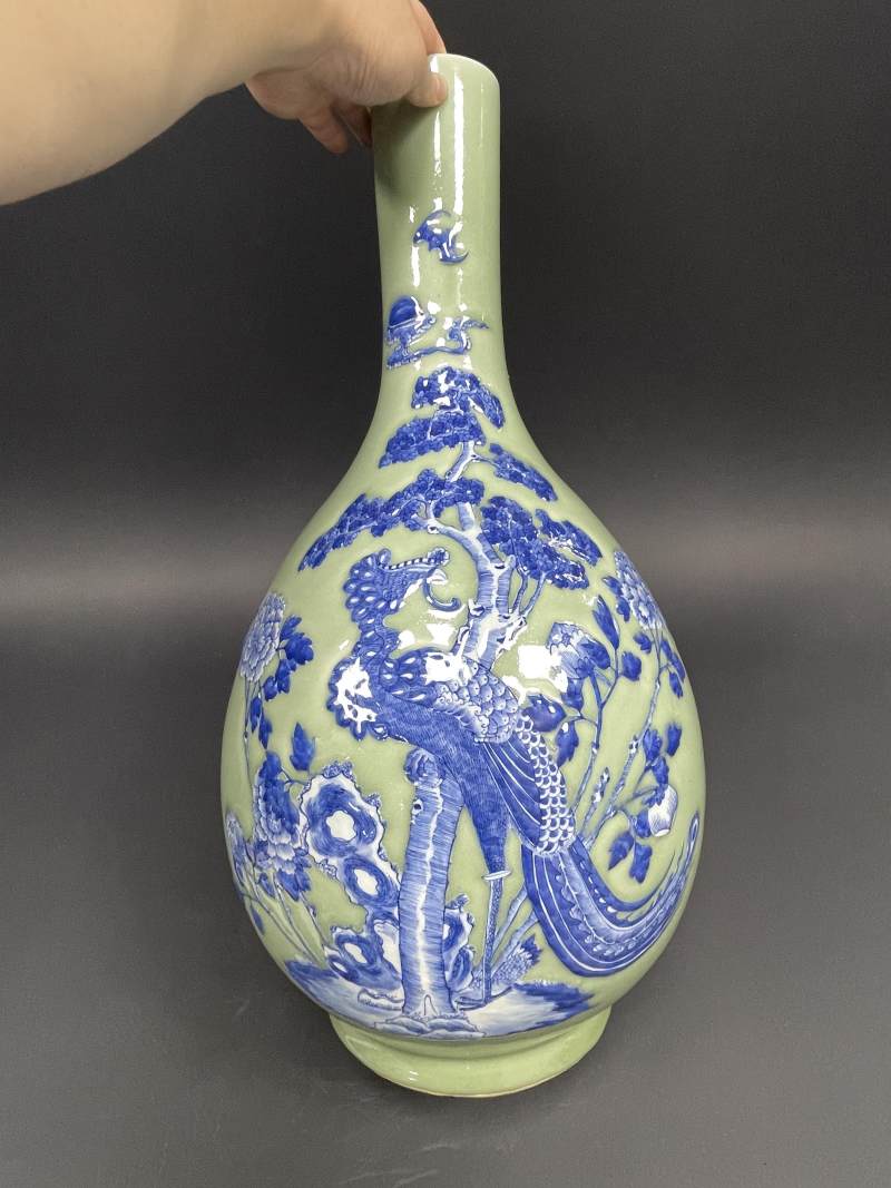 清乾隆 青釉青花堆白丹凤朝阳图大胆瓶 - 图3