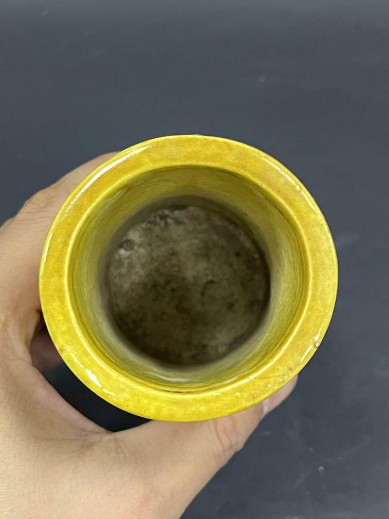 清光绪三十三年（1907年）、清晚期 黄釉雕瓷山水纹笔筒、青花花卉纹笔筒各一件 - 图6