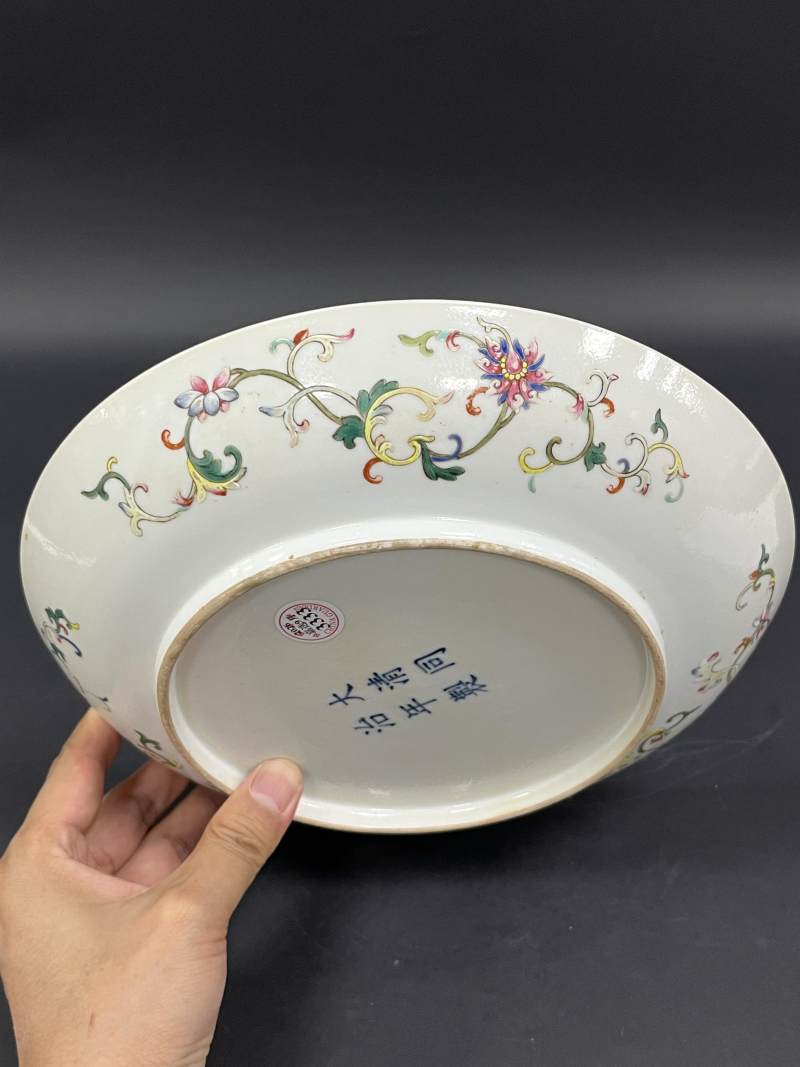 清同治 粉彩缠枝莲八宝纹盘 - 图4