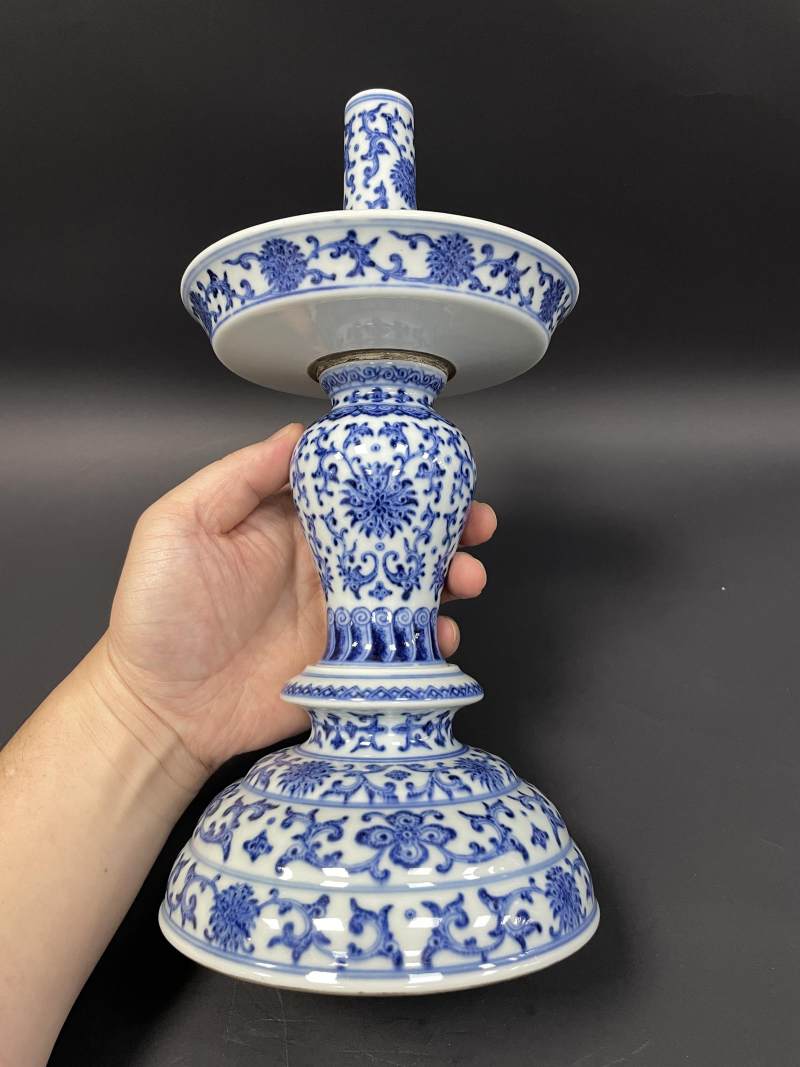 清乾隆 唐英风格青花缠枝莲纹烛台 - 图2
