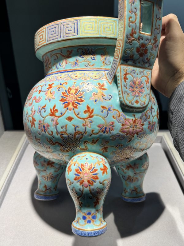 清道光 松石绿地洋彩描金莲托八宝纹朝冠耳炉（或为孤例） - 图15