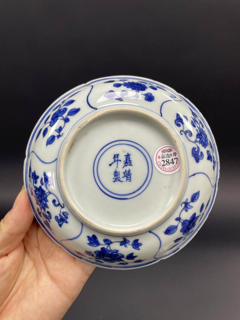 明嘉靖 青花开光折枝花卉纹花口盘 - 图10