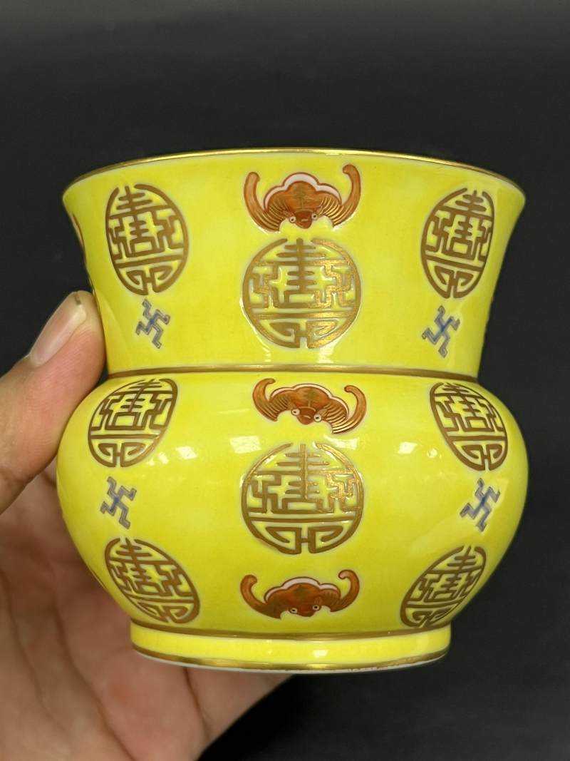 清同治 黄地矾红描金万福万寿图渣斗 - 图3