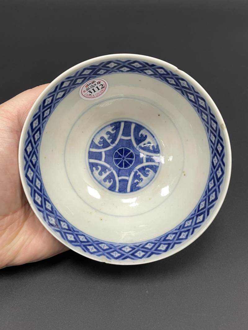 清光绪 青花八卦云鹤纹碗 - 图6