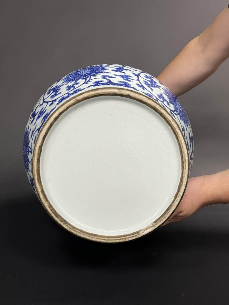 清乾隆 青花缠枝莲纹大罐 - 图7