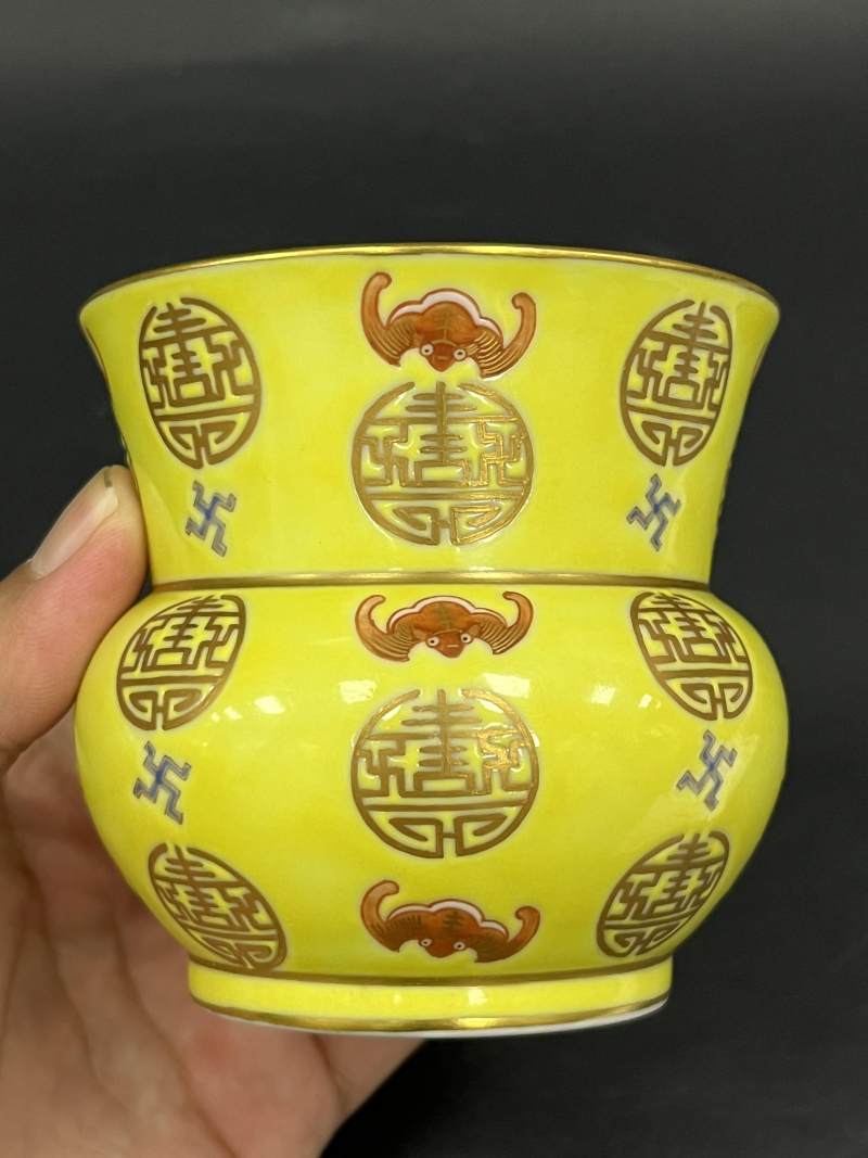 清同治 黄地矾红描金万福万寿图渣斗 - 图4