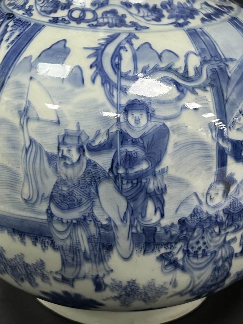 明崇祯 青花三国演义人物故事图蒜头瓶 - 图10