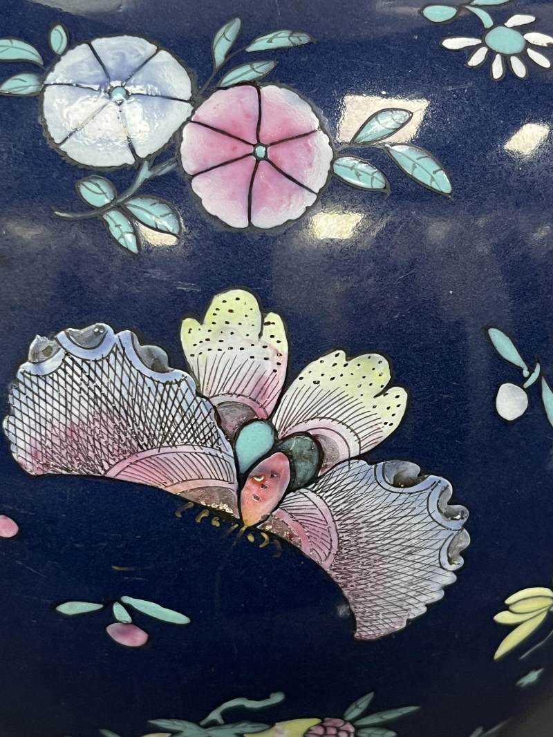 清中期 蓝釉粉彩花蝶纹罐一对 - 图32