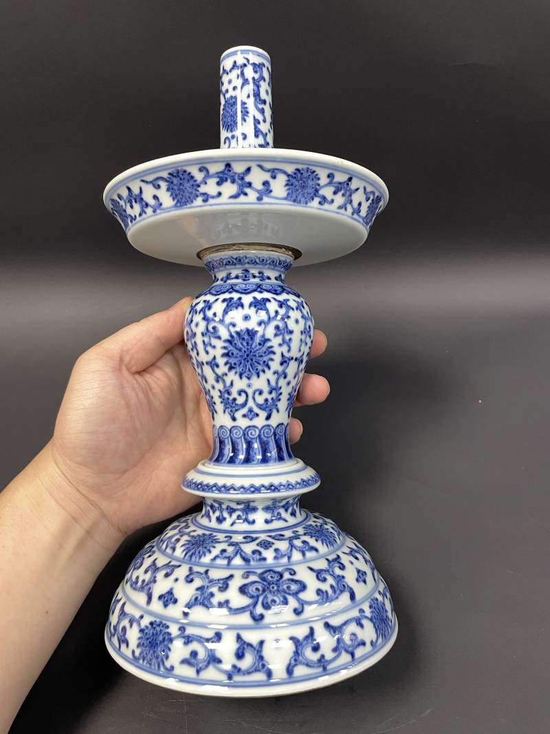 清乾隆 唐英风格青花缠枝莲纹烛台 - 图3