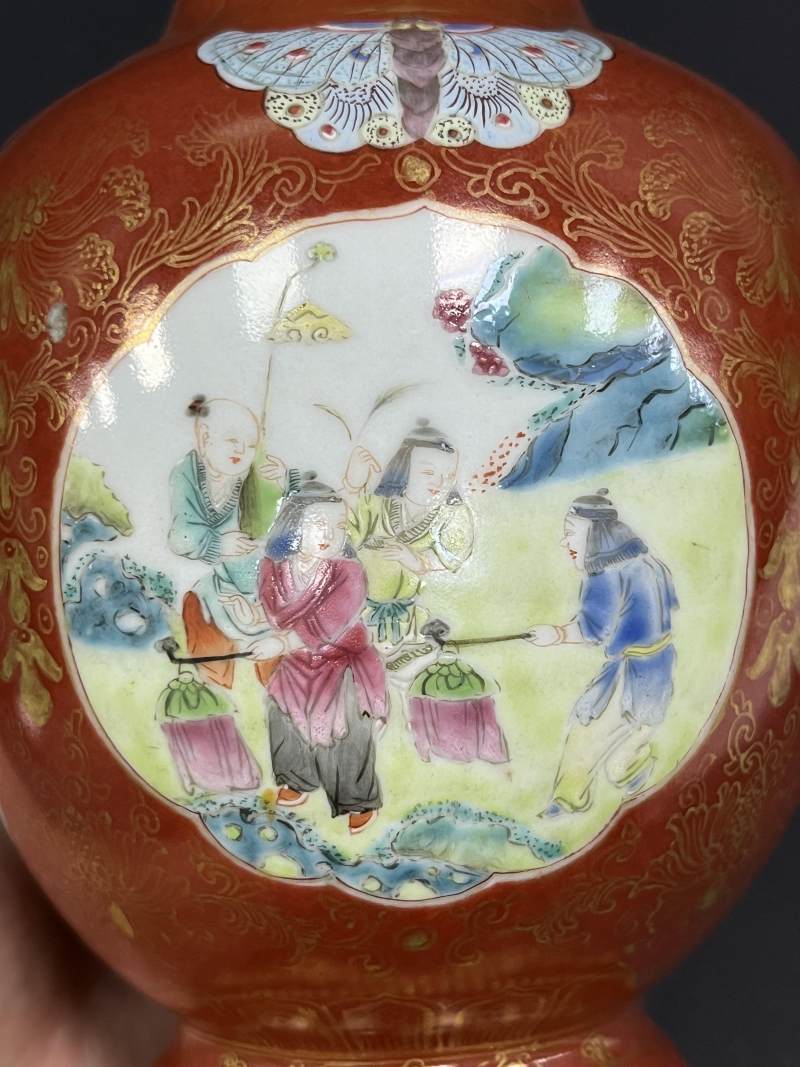 清乾隆 珊瑚红釉描金花卉开光粉彩婴戏图蝶耳尊一对 - 图29