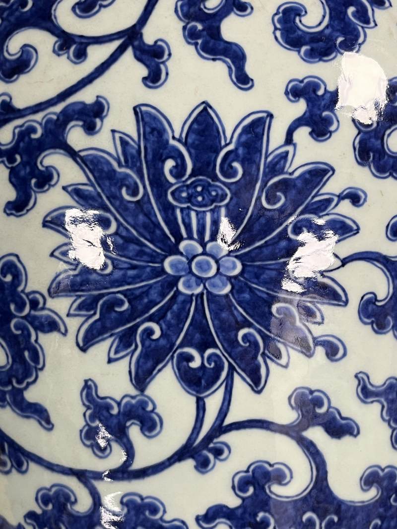 清乾隆 青花缠枝莲纹大罐 - 图8