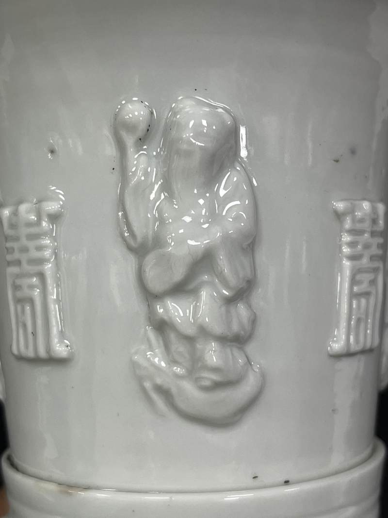 清 德化窑白釉堆塑神仙人物贺寿图小花觚 - 图9